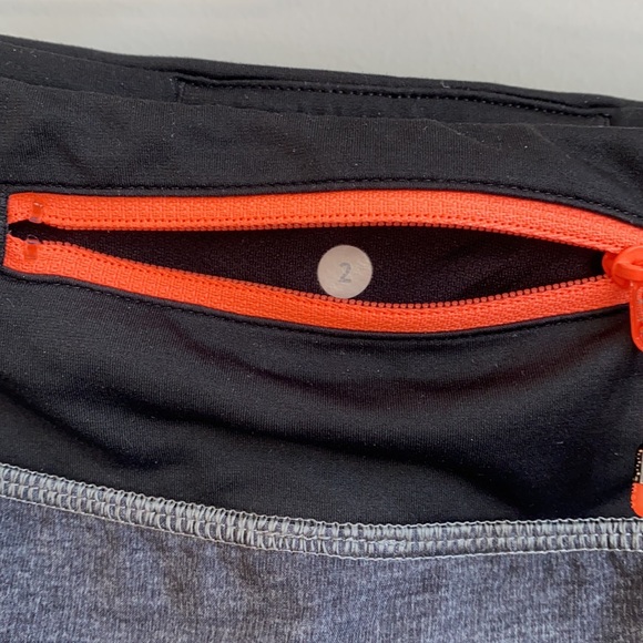 Lululemon Speed-Up shorts 2.5 inches - Picture 3 of 6